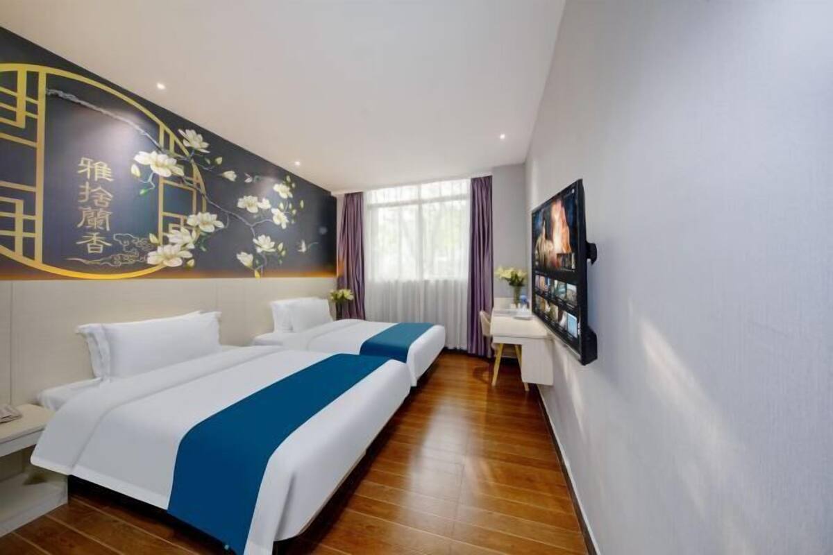 Escritorio, cortinas blackout y tabla de planchar con plancha