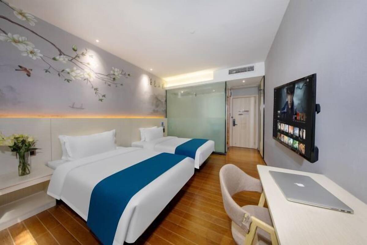 Escritorio, cortinas blackout y tabla de planchar con plancha