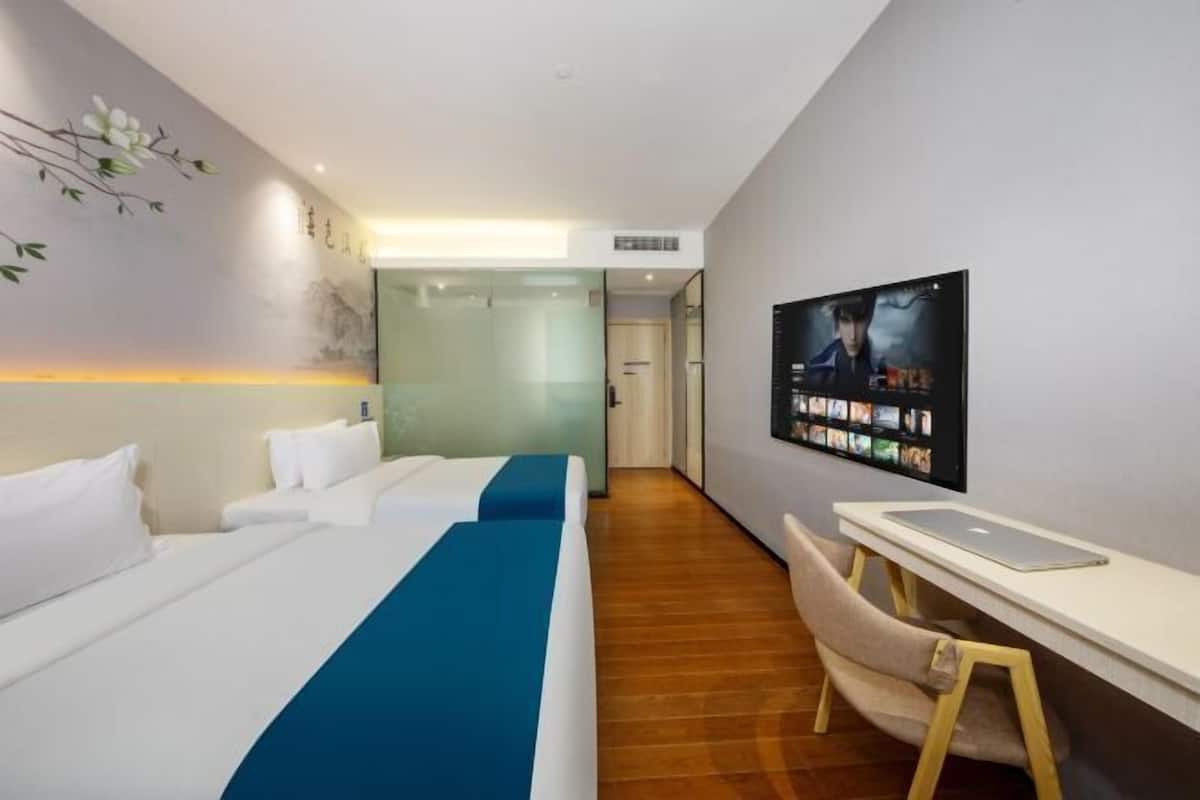 Escritorio, cortinas blackout y tabla de planchar con plancha