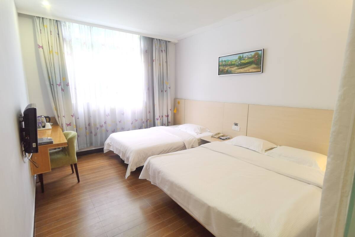 Escritorio, cortinas blackout y tabla de planchar con plancha