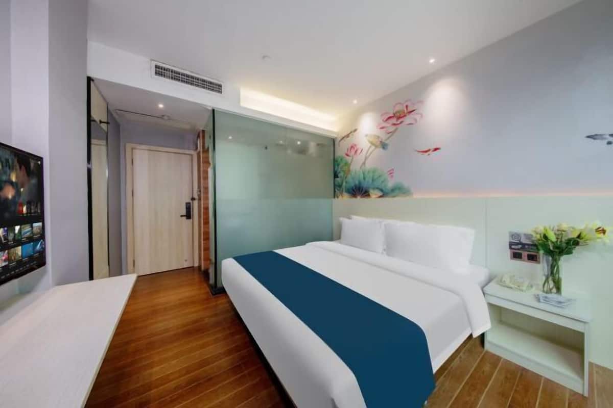 Escritorio, cortinas blackout y tabla de planchar con plancha