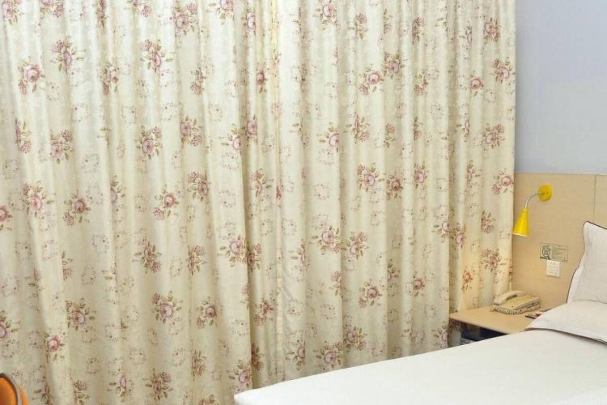 Escritorio, cortinas blackout y tabla de planchar con plancha