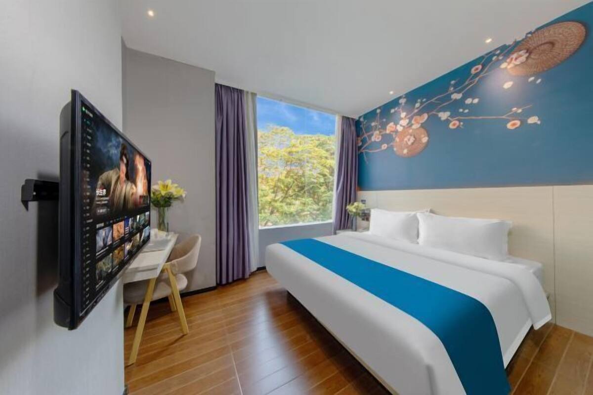 Escritorio, cortinas blackout y tabla de planchar con plancha