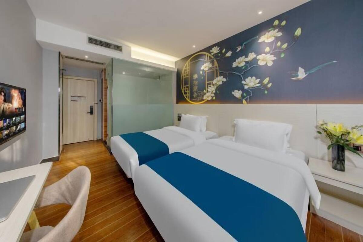 Escritorio, cortinas blackout y tabla de planchar con plancha