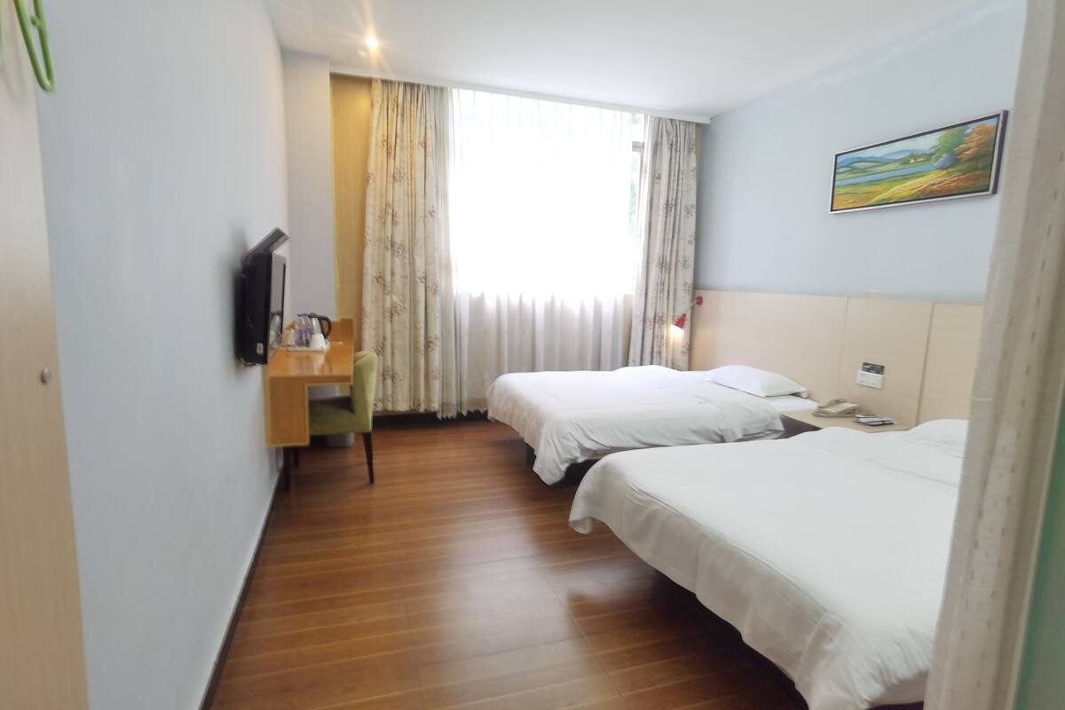 Escritorio, cortinas blackout y tabla de planchar con plancha