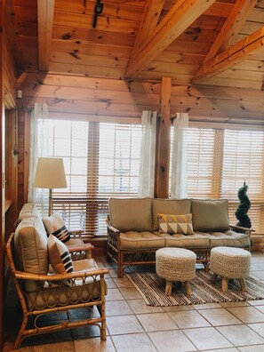 Smart TV, fireplace, books - Tranquil, Boho Cabin Retreat overlooking Lake (Muncy Valley)