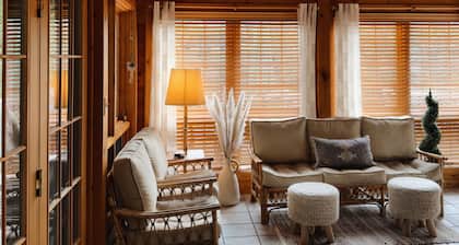 Tranquil, Boho Cabin Retreat overlooking Lake
