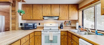 Delightful, Dog-Friendly Cabin w/Gorgeous Wooden Setting, Wood Stove, Free WiFi