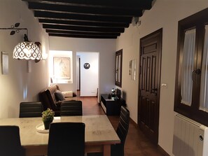Dining - SERRANO13 A cozy apartment in Albaicín in a restored 16th century house (Granada)