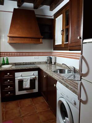 Fridge, microwave, oven, stovetop - SERRANO13 A cozy apartment in Albaicín in a restored 16th century house (Granada)