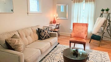 Televisión de pantalla plana, Netflix, Hulu y libros