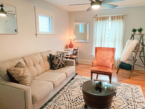 Flat-screen TV, Netflix, Hulu, books - CLE Retreat - Priv APT & Offstreet Parking OFF-SEASON PRICING!!! (Lakewood)