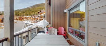 Beautiful townhome w/ balcony, hot tub & mountain views. Close to slopes