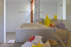 Hair dryer, towels, soap, shampoo - Villa Punyan - Private Villa Close to Central Lovina (Lovina, Buleleng)