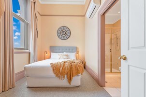 Decoración personalizada, muebles diferentes y cortinas blackout