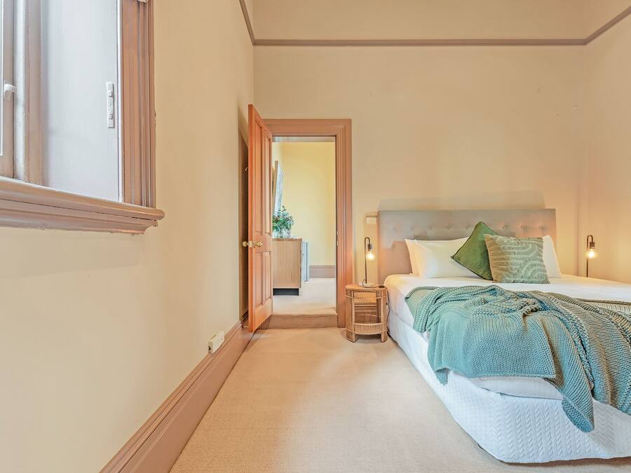 Decoración personalizada, muebles diferentes y cortinas blackout