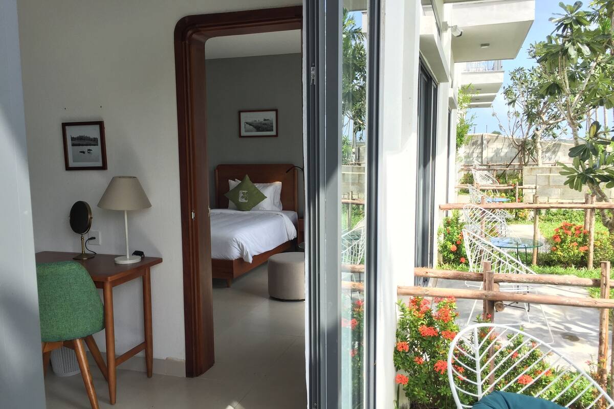 Habitación familiar, en el área del jardín | Ropa de cama de alta calidad, camas Select Comfort y minibar