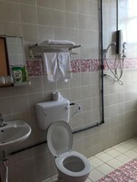 Pancuran mandi, kelengkapan dandanan diri percuma, pengering rambut 