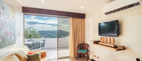 Fernseher, Tischfußball, Tischtennisplatte