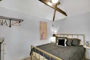 1 bedroom, free WiFi, bed sheets - The Black and White Bungalow is a freshly remodeled modern yet rustic studio. (Yuba City)