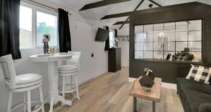 Le Bungalow noir et blanc est un studio moderne et rustique fraîchement rénové. 