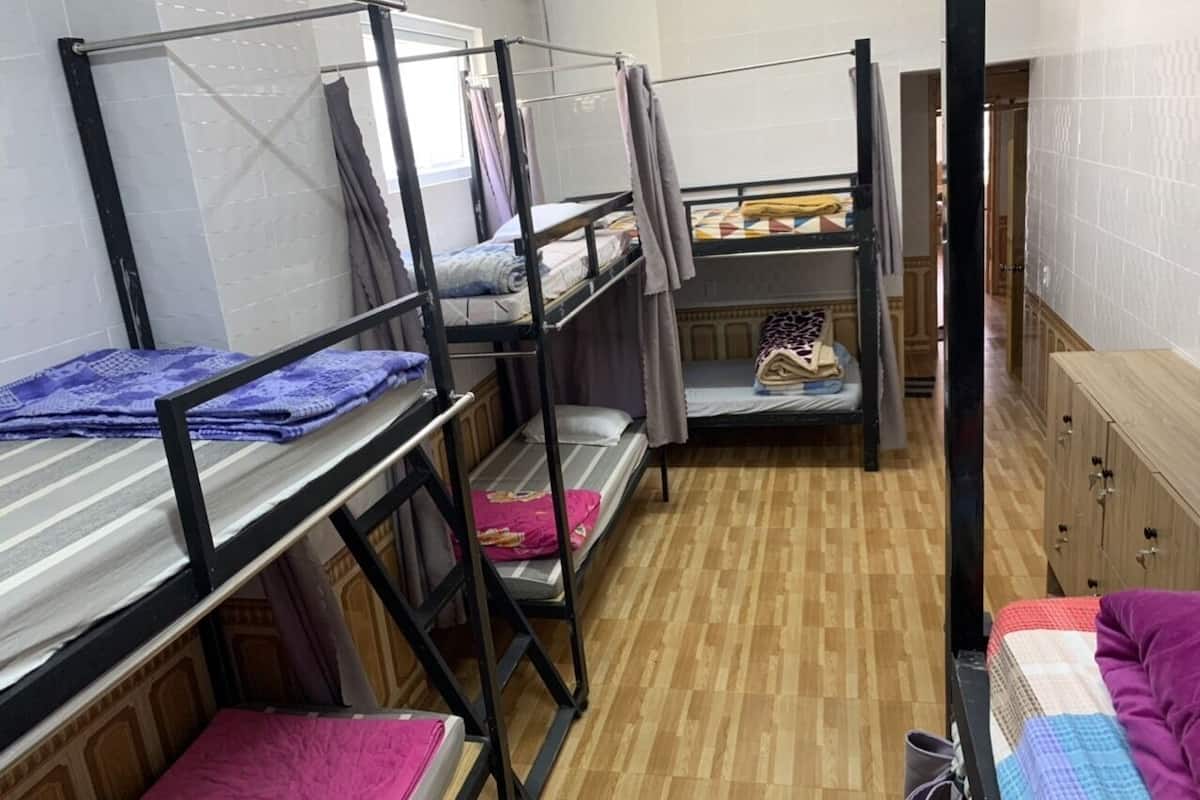 Dormitorio condiviso | Minibar, tende oscuranti, ferro/asse da stiro, Wi-Fi gratuito