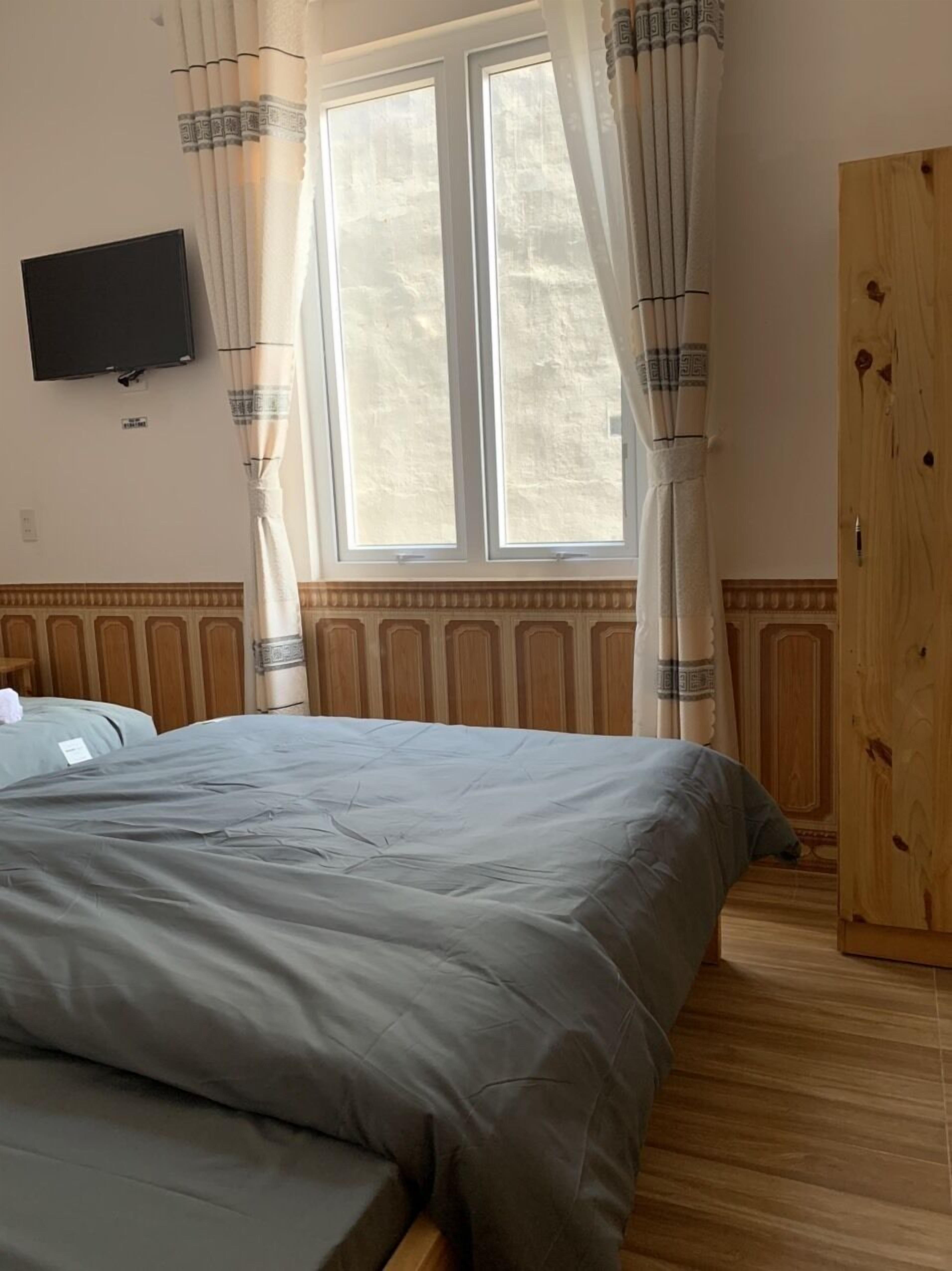 Single Room | Minibar, blackout drapes, iron/ironing board, free WiFi