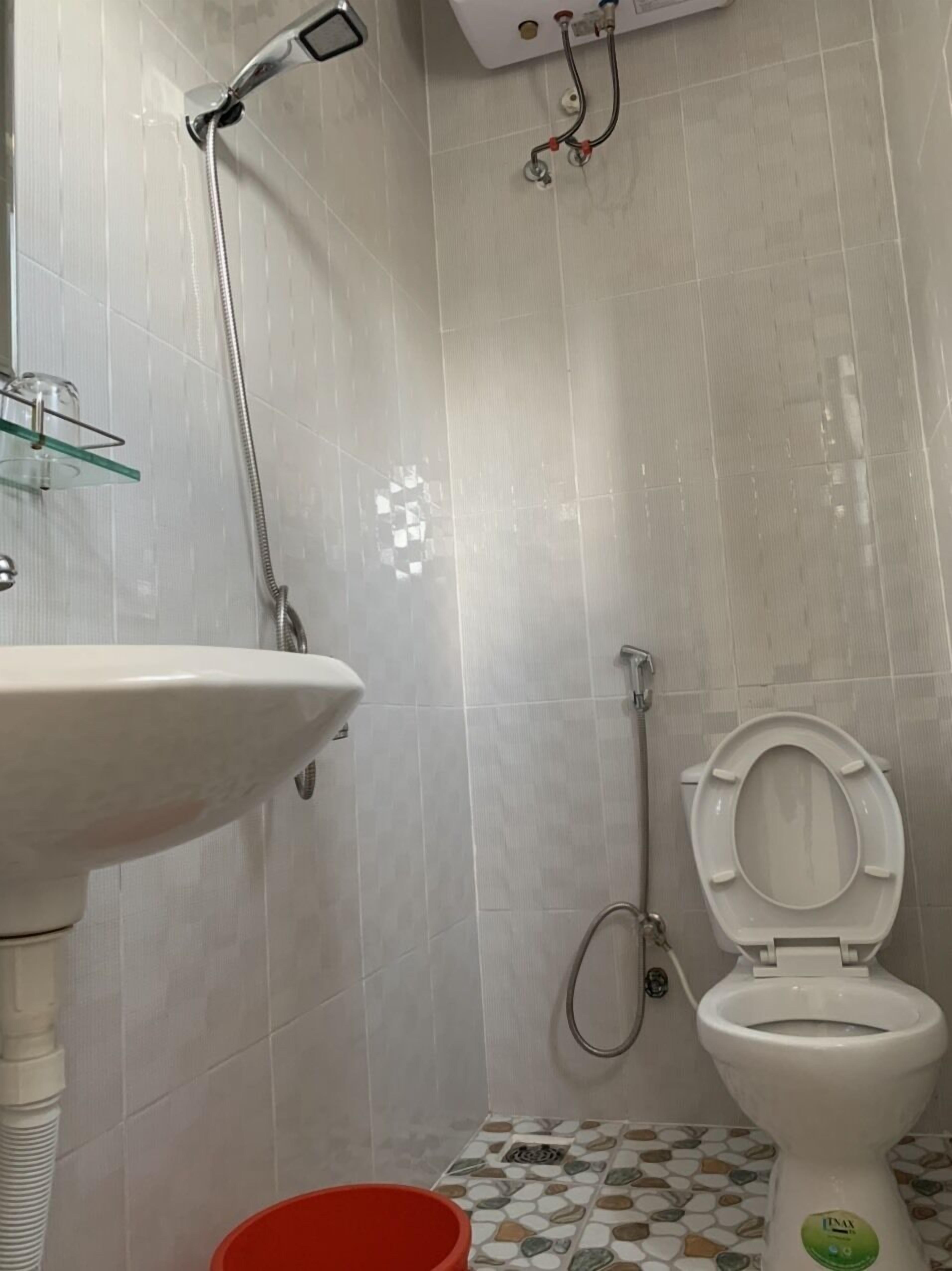 Single Room | Bathroom | Shower, free toiletries, hair dryer, slippers
