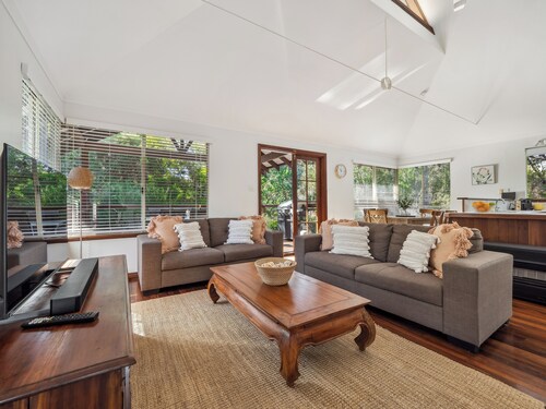 Kangaview: watch kangaroos and birdlife from the upstairs deck and living areas