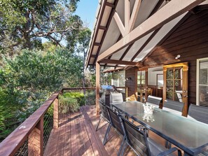 Outdoor dining - Kangaview: watch kangaroos and birdlife from the upstairs deck and living areas (Dunsborough)