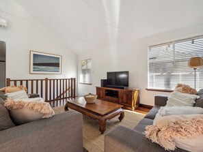 TV, DVD player, video library, stereo - Kangaview: watch kangaroos and birdlife from the upstairs deck and living areas (Dunsborough)