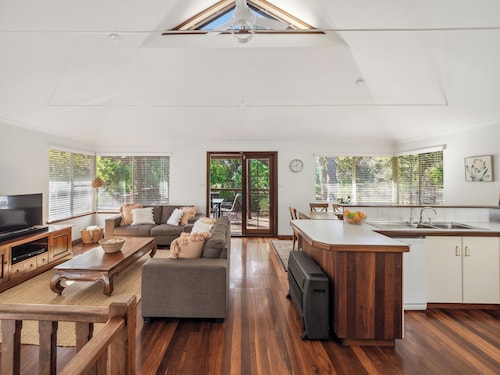 Kangaview: watch kangaroos and birdlife from the upstairs deck and living areas