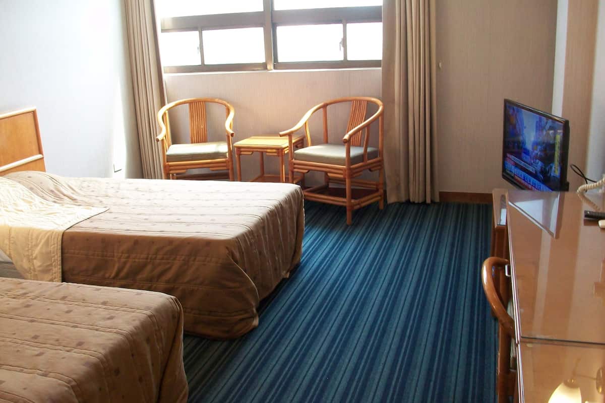 Twin Room | Blackout drapes, bed sheets