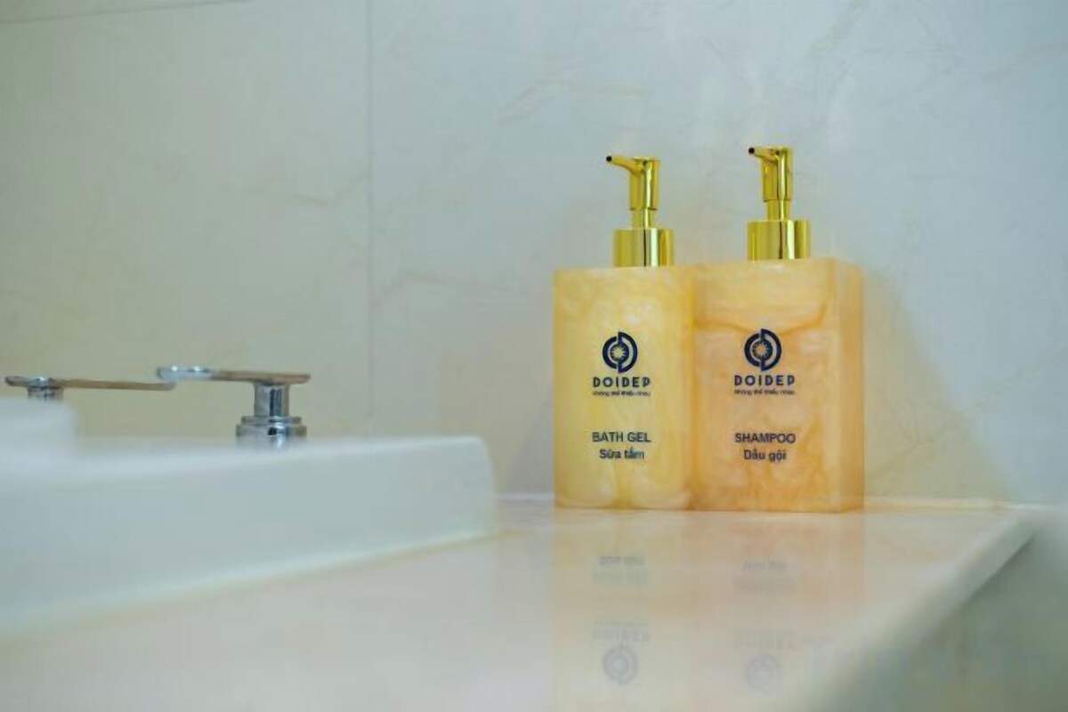 Bañera profunda, artículos de tocador gratuitos, secador de pelo