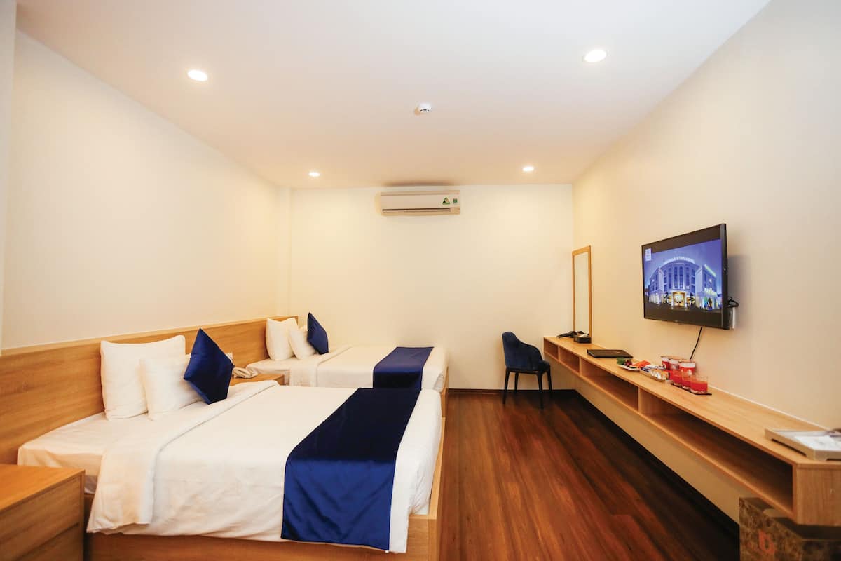 Phòng 3 Deluxe | Bộ đồ giường cao cấp, minibar, bàn, màn/rèm cản sáng