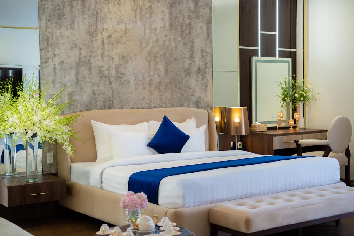 Bộ đồ giường cao cấp, minibar, bàn, màn/rèm cản sáng