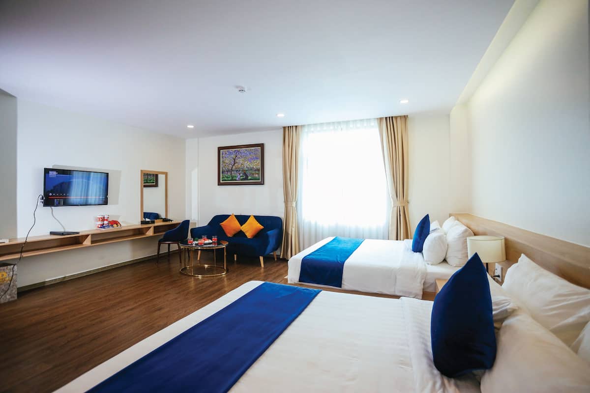 Deluxe Family | Bộ đồ giường cao cấp, minibar, bàn, màn/rèm cản sáng