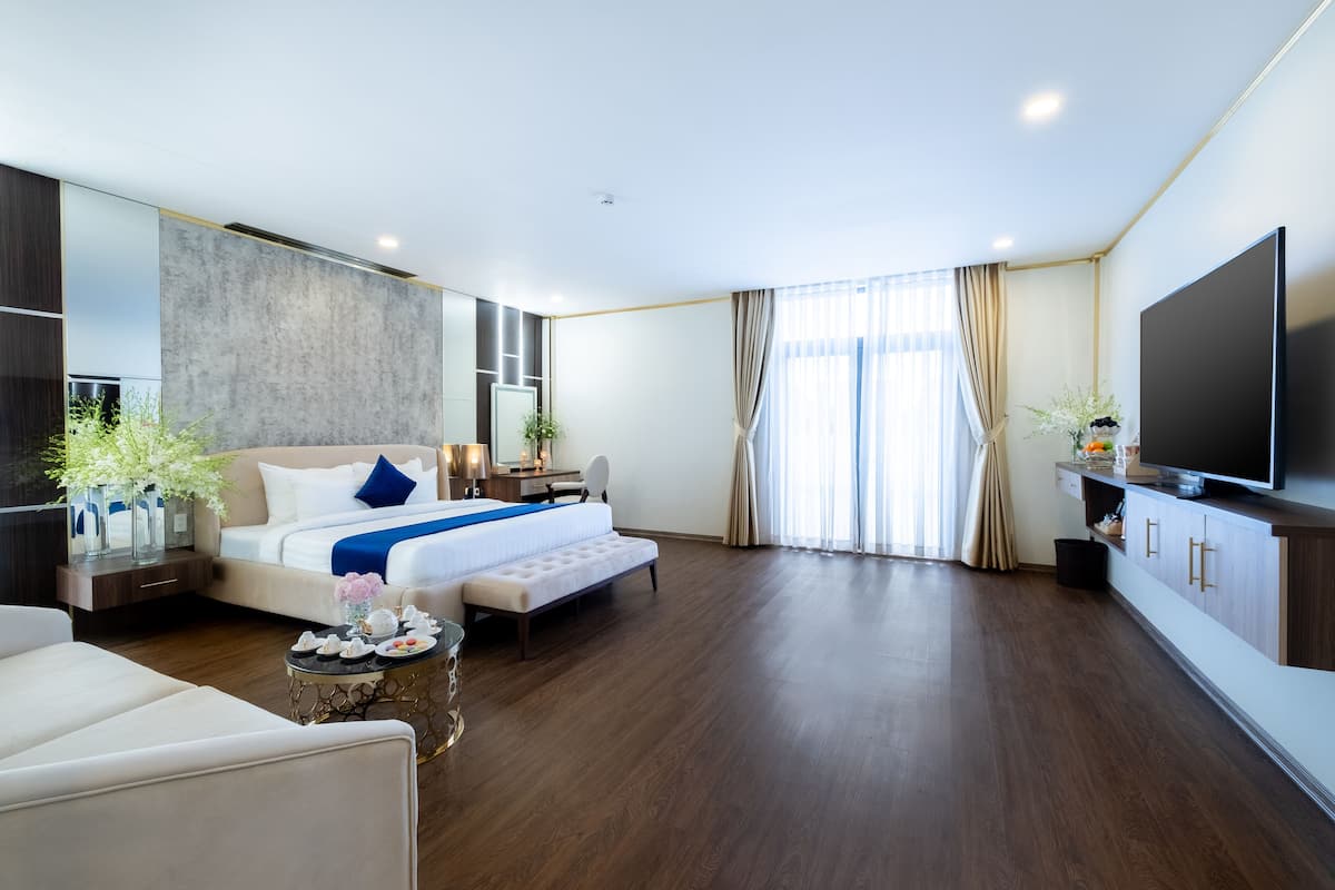 Ropa de cama de alta calidad, minibar, escritorio y cortinas opacas