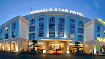 واجهة المنشأة - في المساء/الليل