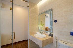 Baignoire profonde, articles de toilette (gratuits), séchoir à cheveux