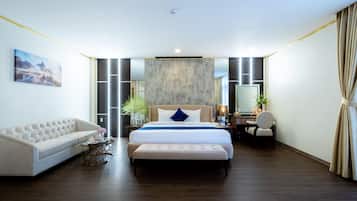 Ylelliset vuodevaatteet, minibaari, työpöytä, pimennysverhot