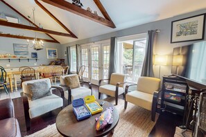 Una televisión, una chimenea, un reproductor de DVD, libros