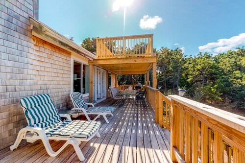 Bayview home, WiFi, multiple decks, hot tub, games