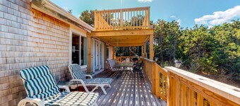 Bayview home, WiFi, multiple decks, hot tub, games