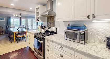 Renovated bay-view home, WiFi, multiple decks, hot tub, dog-friendly