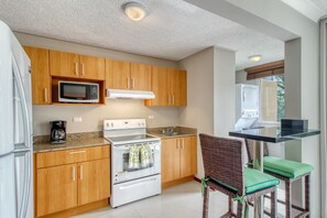 Fridge, microwave, oven, stovetop - Great location, gated condo in Costa Linda Jacó w/ a shared pool & full kitchen (Jaco)
