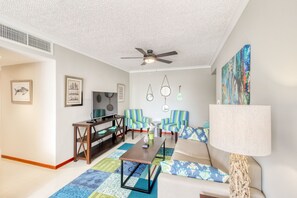 TV - Great location, gated condo in Costa Linda Jacó w/ a shared pool & full kitchen (Jaco)