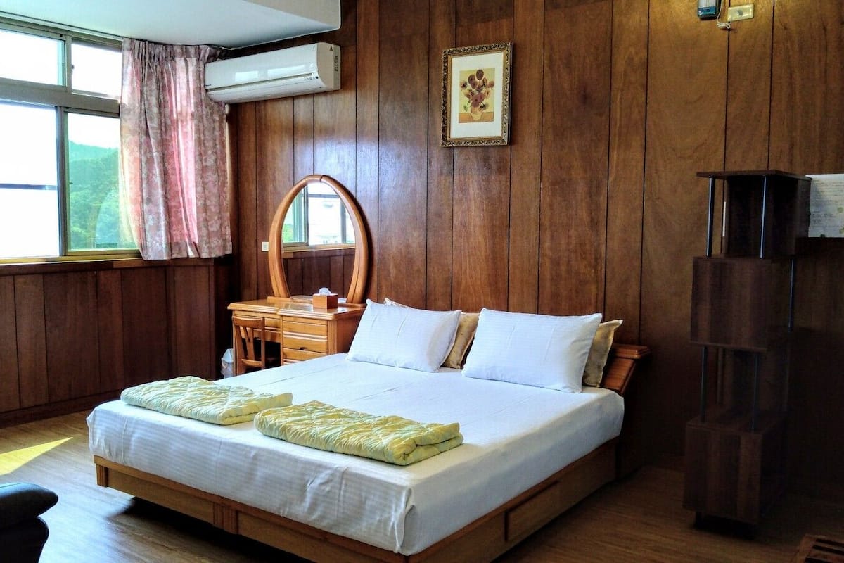 Basic Double Room, 1 Queen Bed, Mountain View | Blackout drapes, WiFi (free), bed sheets
