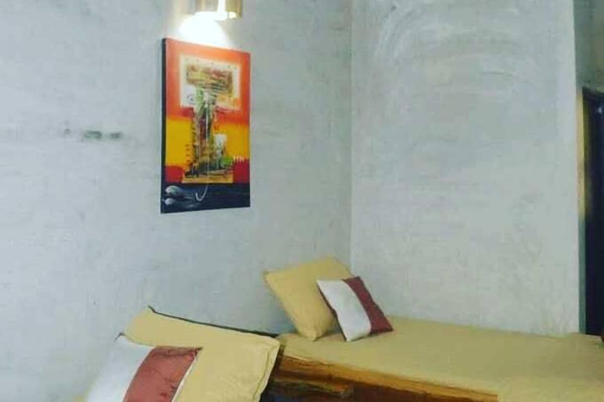 Deluxe Twin Room | Desk, laptop workspace, WiFi (free), bed sheets