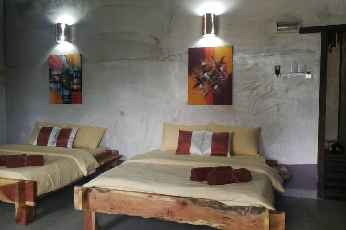 Superior Family Room | Desk, laptop workspace, WiFi (free), bed sheets
